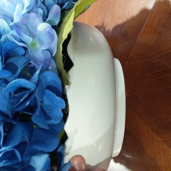 Faux hydrangea ceramic arrangement - Picture 3 of 4